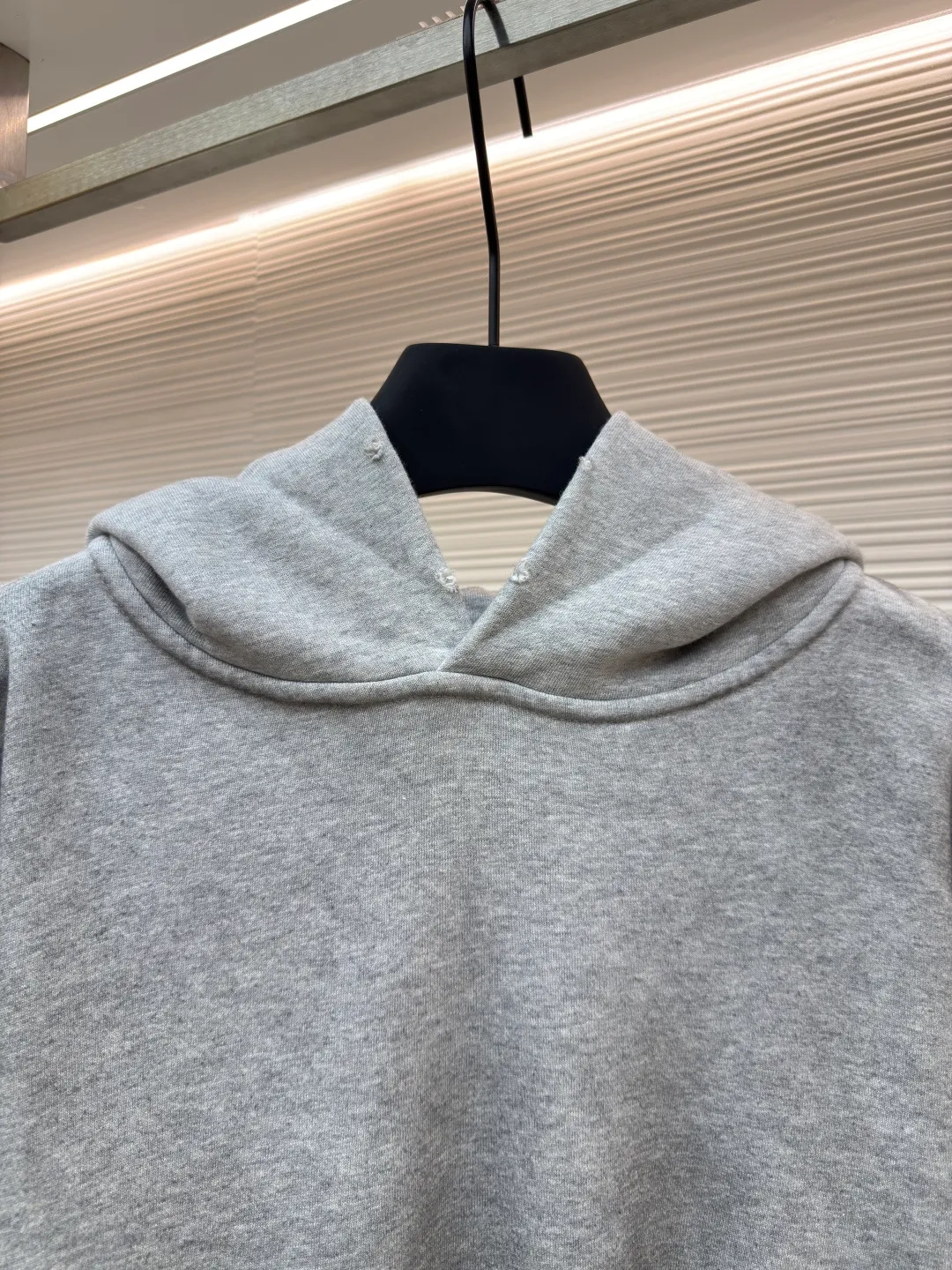 Acne Studios 1996 distressed printed hooded sweatshirt ●Authentic product: Purchased and developed by 2259 ●Item number: 1680614-A85 ●Fabric: pure cotton fabric ●Technology: printing production ●Version: loose fit ●Weight: about 915 grams ●Size: S-M-L-XL ●Description: The fabric is made of custom-made pure cotton, washed with distressed and dirty gradient techniques, printed on the back, and the overall wiring is straight and delicate. The fabric is comfortable and soft, with consistent colors and no color difference. It can be matched with the same style to create a fashionable look and control various occasions. Customized accessories, complete with three standards, same style for men and women!